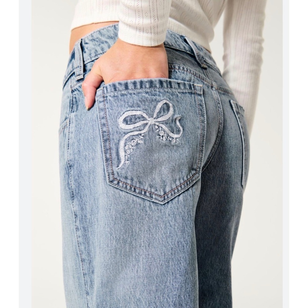 Hollister Embroidered Bow Low-Rise Baggy Jeans Medium Wash 2R W26 Y2K Coquette